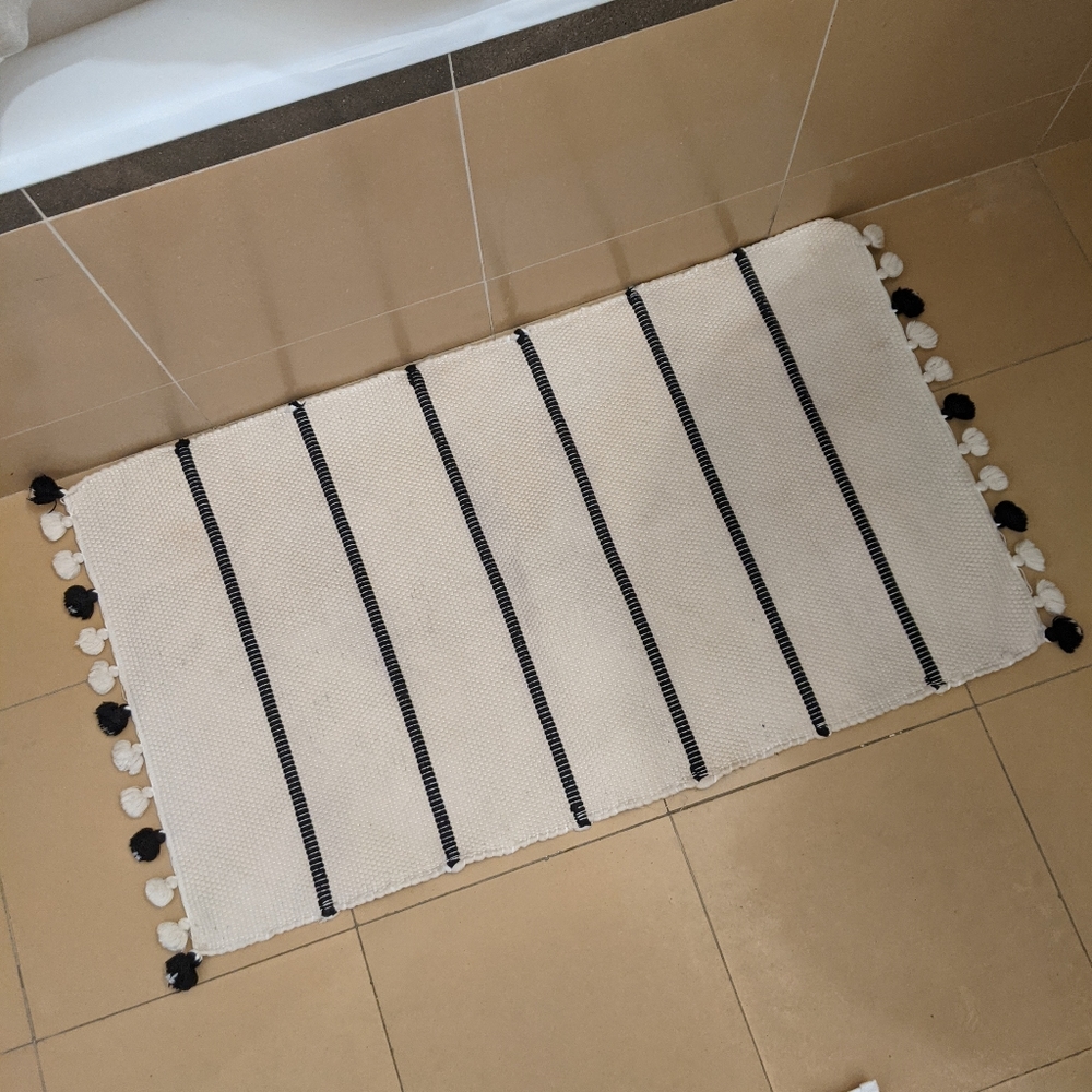 Pom pom bath mat